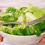 O PAN – Pessoas- Animais- Natureza promove hoje o agendamento da "inclusão de uma opção vegetariana em todas as cantinas públicas", para ser debatido no parlamento a 16 de Junho. No comunicado distribuido às redações, o PAN refere que o "crescente interesse dos cidadãos pelas dietas vegetarianas e a procura de alternativas alimentares saudáveis tem estimulado a oferta que cada vez mais apresenta opções vegetarianas mais acessíveis e próximas. As perspetivas são que cada vez mais pessoas procurem estas opções, devendo aumentar a procura não só por pessoas que sigam uma dieta vegetariana mas também por outras pessoas. Em Março deste ano deu entrada na Assembleia da Republica uma petição pela inclusão de opções vegetarianas nas escolas, universidades e hospitais portugueses. Das cerca de 15.000 assinaturas recolhidas, foram validadas e hoje entregues cerca de 12.000, que representam a vontade de muitos portugueses que, por opção ou necessidade, motivados por aspetos éticos, ecológicos ou de saúde, seguem regimes de alimentação que diferem da norma, nomeadamente uma alimentação vegetariana. A alimentação tem evidente impacto na nossa saúde. A Direcção Geral de Saúde publicou inclusive em 2015 “As linhas de orientação para uma alimentação vegetariana saudável”, no âmbito do Programa Nacional para a Promoção da Alimentação Saudável, onde claramente reconhece os benefícios de uma alimentação baseada em produtos de origem vegetal. Relativamente às condições necessárias para adotar uma dieta vegetariana, Portugal possui condições que beneficiam esta escolha, já que possui uma produção vegetal de elevada qualidade, com variedade sazonal e diversificada. A nossa tradição gastronómica baseia-se em produtos de origem vegetal, que vão desde a sopa de hortícolas a uma grande variedade de frutas, passando ainda pelo pão e pelo azeite. No que diz respeito aos motivos ambientais, as escolhas alimentares têm um impacto na natureza, este pode ser mais ou menos negativo conforme o tipo de alimentação que se faz. Recentemente, a Organização das Nações Unidas voltou a insistir na promoção e utilização do termo “Dieta Sustentável”, conceito que reflete o desenvolvimento de padrões alimentares saudáveis para os consumidores mas também para o Ambiente. Assim, uma Dieta Sustentável “deve ter um baixo impacto ambiental contribuindo para padrões elevados de segurança alimentar e de saúde das gerações futuras”. O PAN refere que a oportunidade para a inclusão de uma alternativa vegetariana em todas as cantinas públicas tem várias motivações, não só uma função pedagógica, fazendo com que mais pessoas tenham contacto com este tipo de dieta e quais as suas vantagens; motivos ambientais; motivos de saúde mas também para impedir a discriminação das pessoas que já seguem esta dieta mas que dificilmente conseguem fazer uma refeição fora das suas casas. Esta questão torna-se especialmente relevante quando se tratam de crianças e jovens, os quais são também cada vez mais a seguir este tipo de alimentação e sentem-se muitas vezes discriminados nas escolas, pelos colegas, professores, auxiliares, por comerem comida diferente, necessariamente trazida de casa. Na perspetiva deste Partido Politico, a introdução desta opção nas escolas, essa discriminação deixa de existir e as restantes pessoas passam a encarar este tipo de alimentação com normalidade. É importante que sejam asseguradas as condições para que todos possam seguir as suas dietas sem qualquer tipo de discriminação mas também é de extrema importância informar e sensibilizar as pessoas para o impacto que a sua alimentação tem na natureza mas também na sua própria saúde", lê-se no comunicado do PAN.