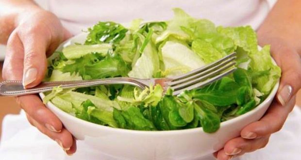 O PAN – Pessoas- Animais- Natureza promove hoje o agendamento da "inclusão de uma opção vegetariana em todas as cantinas públicas", para ser debatido no parlamento a 16 de Junho. No comunicado distribuido às redações, o PAN refere que o "crescente interesse dos cidadãos pelas dietas vegetarianas e a procura de alternativas alimentares saudáveis tem estimulado a oferta que cada vez mais apresenta opções vegetarianas mais acessíveis e próximas. As perspetivas são que cada vez mais pessoas procurem estas opções, devendo aumentar a procura não só por pessoas que sigam uma dieta vegetariana mas também por outras pessoas. Em Março deste ano deu entrada na Assembleia da Republica uma petição pela inclusão de opções vegetarianas nas escolas, universidades e hospitais portugueses. Das cerca de 15.000 assinaturas recolhidas, foram validadas e hoje entregues cerca de 12.000, que representam a vontade de muitos portugueses que, por opção ou necessidade, motivados por aspetos éticos, ecológicos ou de saúde, seguem regimes de alimentação que diferem da norma, nomeadamente uma alimentação vegetariana. A alimentação tem evidente impacto na nossa saúde. A Direcção Geral de Saúde publicou inclusive em 2015 “As linhas de orientação para uma alimentação vegetariana saudável”, no âmbito do Programa Nacional para a Promoção da Alimentação Saudável, onde claramente reconhece os benefícios de uma alimentação baseada em produtos de origem vegetal. Relativamente às condições necessárias para adotar uma dieta vegetariana, Portugal possui condições que beneficiam esta escolha, já que possui uma produção vegetal de elevada qualidade, com variedade sazonal e diversificada. A nossa tradição gastronómica baseia-se em produtos de origem vegetal, que vão desde a sopa de hortícolas a uma grande variedade de frutas, passando ainda pelo pão e pelo azeite. No que diz respeito aos motivos ambientais, as escolhas alimentares têm um impacto na natureza, este pode ser mais ou menos negativo conforme o tipo de alimentação que se faz. Recentemente, a Organização das Nações Unidas voltou a insistir na promoção e utilização do termo “Dieta Sustentável”, conceito que reflete o desenvolvimento de padrões alimentares saudáveis para os consumidores mas também para o Ambiente. Assim, uma Dieta Sustentável “deve ter um baixo impacto ambiental contribuindo para padrões elevados de segurança alimentar e de saúde das gerações futuras”. O PAN refere que a oportunidade para a inclusão de uma alternativa vegetariana em todas as cantinas públicas tem várias motivações, não só uma função pedagógica, fazendo com que mais pessoas tenham contacto com este tipo de dieta e quais as suas vantagens; motivos ambientais; motivos de saúde mas também para impedir a discriminação das pessoas que já seguem esta dieta mas que dificilmente conseguem fazer uma refeição fora das suas casas. Esta questão torna-se especialmente relevante quando se tratam de crianças e jovens, os quais são também cada vez mais a seguir este tipo de alimentação e sentem-se muitas vezes discriminados nas escolas, pelos colegas, professores, auxiliares, por comerem comida diferente, necessariamente trazida de casa. Na perspetiva deste Partido Politico, a introdução desta opção nas escolas, essa discriminação deixa de existir e as restantes pessoas passam a encarar este tipo de alimentação com normalidade. É importante que sejam asseguradas as condições para que todos possam seguir as suas dietas sem qualquer tipo de discriminação mas também é de extrema importância informar e sensibilizar as pessoas para o impacto que a sua alimentação tem na natureza mas também na sua própria saúde", lê-se no comunicado do PAN.