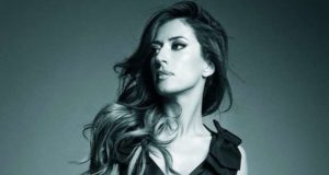 Ana Moura inicia 2017 no Top de Vendas com "Moura"
