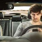 Jovens excedem-se nos riscos ao volante do automóvel dos pais