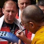 Tocha Olímpica assinada pelo Dalai Lama em leilão