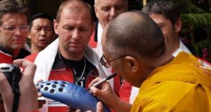 Tocha Olímpica assinada pelo Dalai Lama em leilão