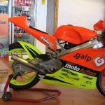 Moto de competição do jovem Kiko Maria em Exposição