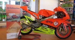 Moto de competição do jovem Kiko Maria em Exposição