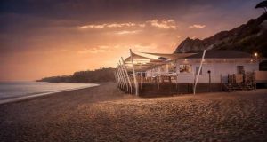 Reabriu o restaurante Maré na praia do Pine Cliffs Resort