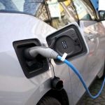 Carros elétricos na estrada sem garantia de carregamento