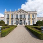 A Parques de Sistra assinala o Dia Internacional dos Monumentos e Sítios, no próximo dia 18 de abril, com a abertura noturna e gratuita do Palácio Nacional de Queluz. Segundo a nota daquela entidade, as visitas, que também incluem o acesso ao Jardim de Malta e ao Jardim Pênsil, são gratuitas e decorrem entre as 20h00 e as 00h00, sendo a última entrada às 23h30. O evento tem uma capacidade limitada a 2.800 pessoas e exige inscrição prévia. Este ano, o Dia Internacional dos Monumentos e Sítios é subordinado ao tema “Património e Paisagem Rural” e procura incentivar a reflexão acerca da interação permanente entre estes elementos e os seus impactos. O Palácio Nacional de Queluz está construído numa região cuja paisagem se alterou radicalmente desde o século XVIII até ao presente. Com o intuito de mostrar como a Quinta de Queluz se transformou em Palácio Real, será exibido, no auditório do palácio, localizado junto à cafetaria, um pequeno filme de animação pensado para todos os públicos. Tanto a cafetaria, como a loja do Palácio, estarão abertas para apoio aos visitantes que participem na iniciativa. A disponibilização das inscrições para a abertura noturna será divulgada em breve no site da Parques de Sintra (www.parquesdesintra.pt) e nas suas redes sociais. Assim, dado que a inscrição prévia online é obrigatória, todos os interessados devem manter-se atentos aos canais de comunicação da empresa. No dia do evento, a entrada será efetuada por ordem de chegada, dependendo o tempo de espera do número de participantes. No entanto, todos os inscritos que estejam no local até à hora da última entrada terão acesso garantido. A Parques de Sintra - Monte da Lua, S.A. (PSML) é uma empresa de capitais exclusivamente públicos, criada em 2000, no seguimento da classificação pela UNESCO da Paisagem Cultural de Sintra como Património da Humanidade. Não recorre ao Orçamento do Estado, pelo que a recuperação e manutenção do património que gere são asseguradas pelas receitas de bilheteiras, lojas, cafetarias e aluguer de espaços para eventos. Em 2018, as áreas sob gestão da PSML (Parque e Palácio Nacional da Pena, Palácios Nacionais de Sintra e de Queluz, Chalet da Condessa d’Edla, Castelo dos Mouros, Palácio e Jardins de Monserrate, Convento dos Capuchos e Escola Portuguesa de Arte Equestre) receberam cerca de 3,5 milhões de visitas, cerca de 86% das quais por parte de estrangeiros. Recebeu, em 2013, 2014, 2015, 2016, 2017 e 2018, o World Travel Award para Melhor Empresa em Conservação. São acionistas da PSML a Direção Geral do Tesouro e Finanças, que representa o Estado, o Instituto da Conservação da Natureza e Florestas, o Turismo de Portugal e a Câmara Municipal de Sintra.