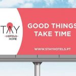 A STAY HOTELS, a rede hoteleira 100% nacional, lançou uma campanha de outdoors grande formato, instalados nos principais eixos rodoviários de norte a sul do país, com a mensagem “Good Things Take Time – STAY HOME”.