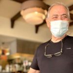 O chef Sergio Crivelli faz pão e massas sem glúten