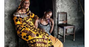 O Centro de Arte e Cultura da Fundação Eugénio de Almeida em Évora, expõe partir do dia 19 de setembro, "Ilhéus de Moira Forjaz", uma série de retratos fotográficos de habitantes da Ilha de Moçambique, os grandes protagonistas desta exposição.