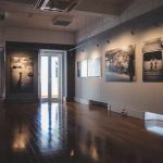 A Galeria Municipal Artur Bual - Casa Aprígio Gomes promove visitas guiadas a esta exposição. Para efetuar a marcação é necessário contactar a Galeria através do número de telefone 214 369 059 ou através do email gmabual@cm-amadora.pt. Horário das visitas: de terça a sexta-feira, das 10h00 às 12h00 e das 14h00 às 17h00. É obrigatório o uso de máscara e a desinfeção das mãos.