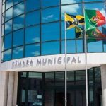 Lagoa substitui relva natural por sintética para poupar água