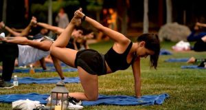 Yoga em noite de Lua Cheia no Pine Cliffs Resort