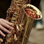 A partir de março, o Sofitel Lisbon Liberdade acolhe, todas as sextas-feiras, o momento Jazz Rendezvous, com duetos de Jazz a atuar entre as 18h30 e as 20h30. No dia 29 de março o espetáculo estará a cargo de Hugo Lobo, ao piano, e de Daniel Vieira, no saxofone. O pretexto ideal para provar o cocktail criado para evocar o espírito da Páscoa, o Roger Rabbit, disponível no bar do Matiz Lisboa apenas durante o mês de março. Com tequila destilada, creme e licor de amêndoa amarga e St. Germain, o cocktail, é imbuído de um toque floral e refinado, celebrando também a chegada da Primavera.