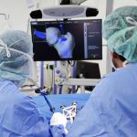 Acaba de ser efetuada, pela primeira vez em Portugal, uma cirurgia robótica para colocação de prótese da anca. A intervenção foi feita no Centro Cirúrgico de Coimbra, pela mesma equipa que desde há algumas semanas tem vindo a realizar, com extraordinário êxito, a cirurgia ao joelho com recurso a robótica.