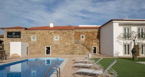 Cerca Design House um refúgio em Donas no Fundão