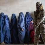 Morte por suicídio da mulher afegã devido à repressão Talibã