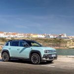 A Renault testa na Ericeira o novo R4 E-Tech elétrico