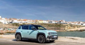 A Renault testa na Ericeira o novo R4 E-Tech elétrico