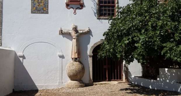 Convento da Arrábida, na serra, onde decorre a visita Os Milagres do Convento da Arrábida